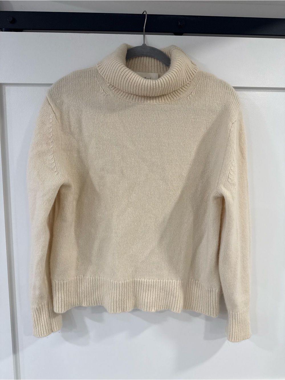 Wilfred Cream Turtleneck Sweater 100% cashmere